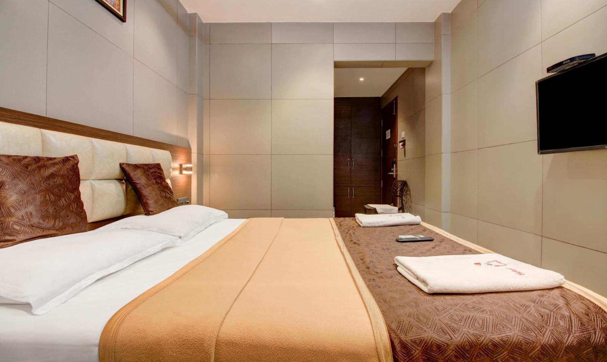 Hotel Leela Kalyān Exteriör bild